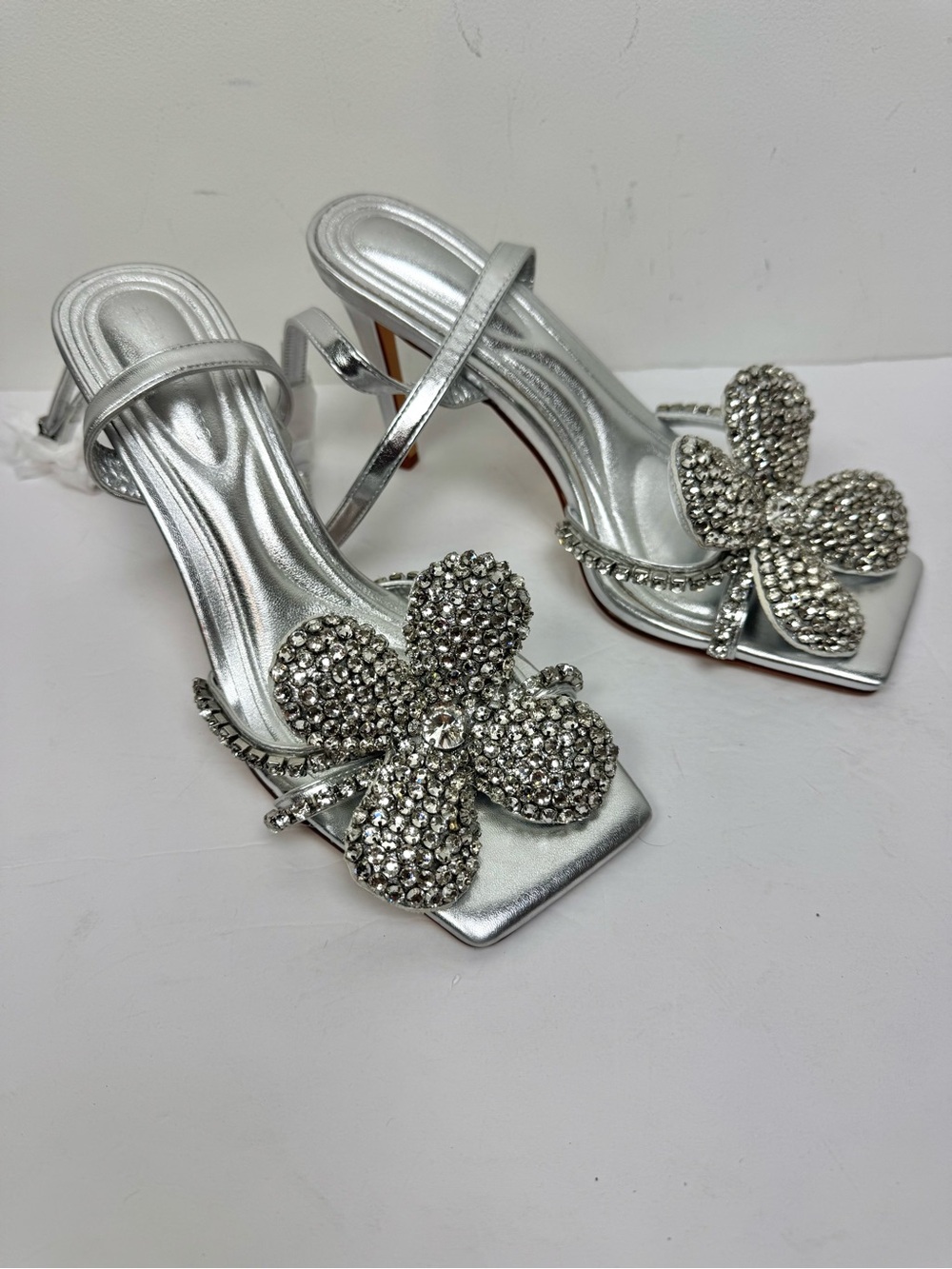 Azalea Wang Silver Bevie Metallic Rhinestone Flower Ankle Strap Sandals Sz 8 NEW